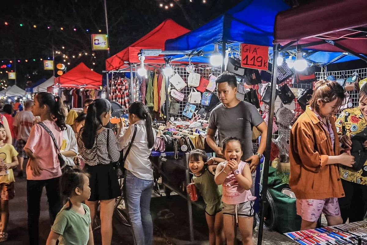 Souvenirs Stalls at Thanh Khe Tay Night 
